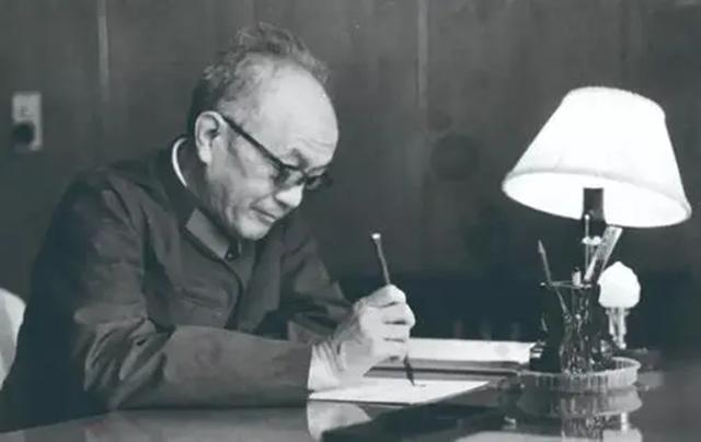 1950年，黄克诚任职湖南，认出一干部是井冈山战友，审查后枪决