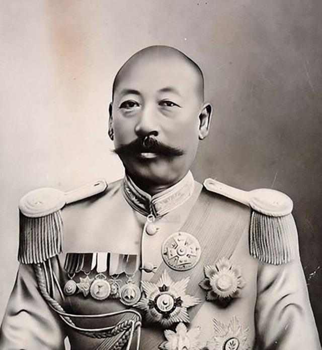 56年陈赓大将带一年轻小伙，面见周总理夫妇：你们好好看看他像谁