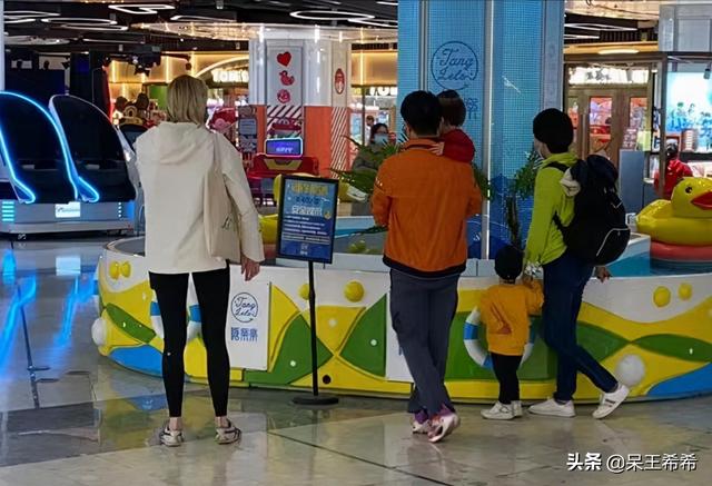 央视门面主持人撒贝宁暂停工作，带娃被偶遇，混血宝宝正面照公开