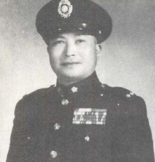 当傅作义起义时，作为兵团司令的石觉极力反对，晚年官至二级上将