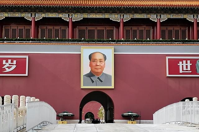 天安门城楼上，先后挂过12个人的画像，除了毛主席外，还有谁？
