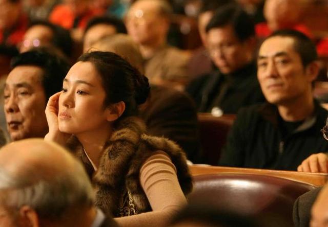张艺谋72岁生日，陈婷晒出18岁儿子录取通知书，她真比巩俐强？