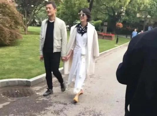 51岁李亚鹏再当爸！王菲“满脸的嫌弃”成全了老李“双重的幸福”
