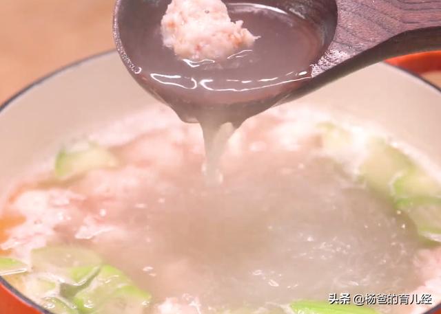 丝瓜搭配虾滑，加入粉丝煮着吃，鲜嫩营养又解馋，孩子爱吃的美食