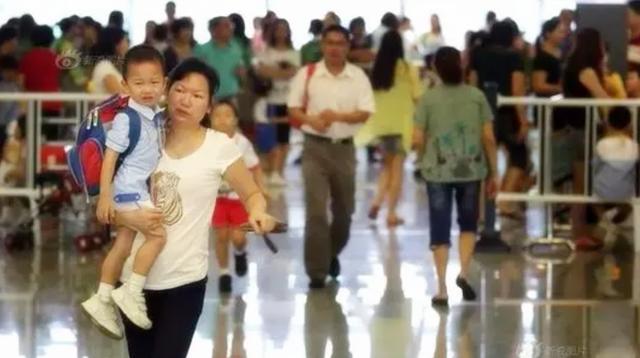 国内孩子的腿，为啥没国外孩子腿直？父母这种错误抱娃姿势是关键