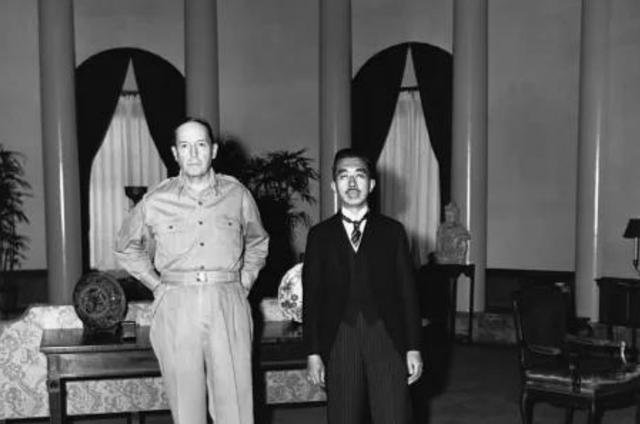二战日本战败后，裕仁天皇为免一死，到底给了麦克阿瑟什么东西？