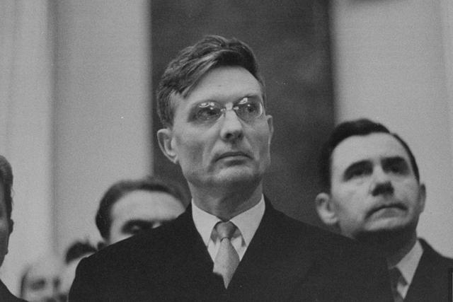 1957年毛泽东率团访苏，赫鲁晓夫问这小个子是谁，邓小平机智回答