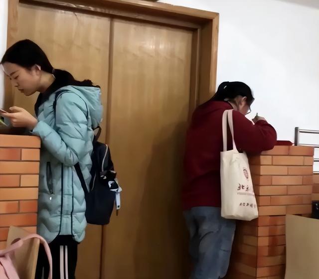 北大食堂“站饭图”走红，属“校园文化”见怪不怪，学霸真不好当