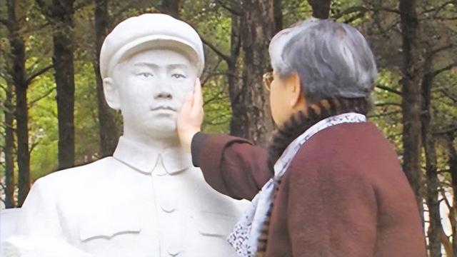 2020年，刘思齐儿子，女儿纪念主席诞辰127周年，表情严肃凝重