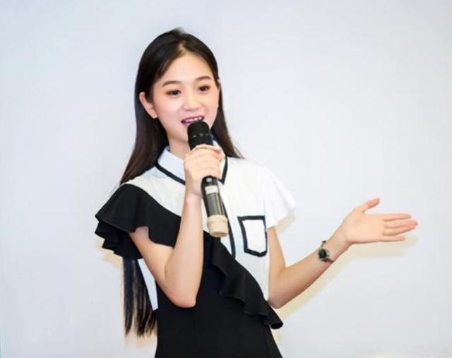 小学毕业的“女董事长”，23岁身家高达78亿，人生履历全靠编