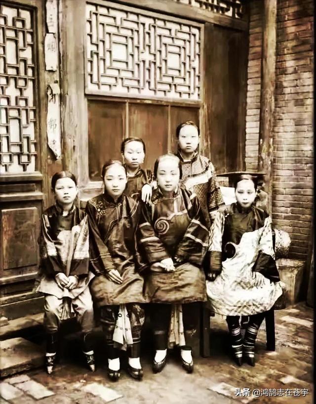 晚清罕见照片：女子穿袄裤亭亭玉立，年轻神父用刀叉吃花生米
