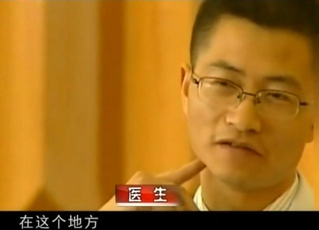 11年云南男子头疼呕吐，身上散发臭味，检查发现脑中插着一把匕首