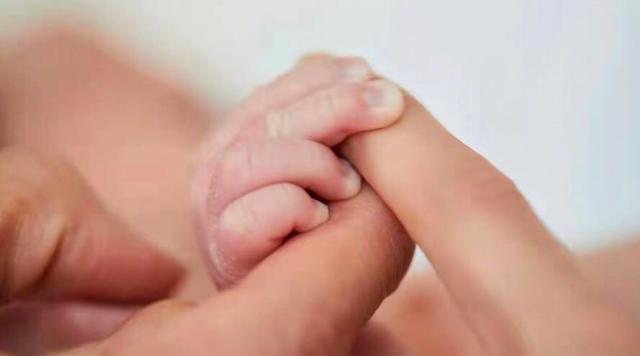 45岁高龄孕妇大肚照_孕妇肚子的大小变化视频