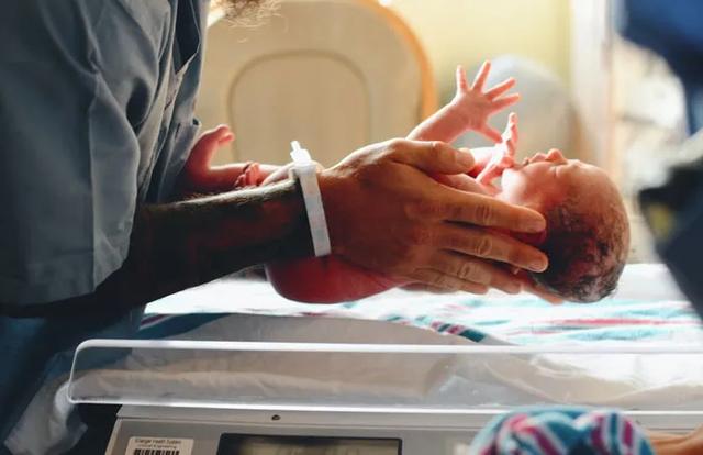 孕妇日常容光焕发气场十足？这群宝妈讲出自己经历：怀孕真的惨