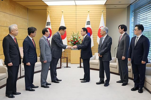 韩国新政府外交大转向，文在寅劝新任总统“谨言慎行”
