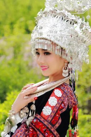 苗寨美女，穿著幾乎在苗區都消失的特色苗族服飾，美得讓人心醉