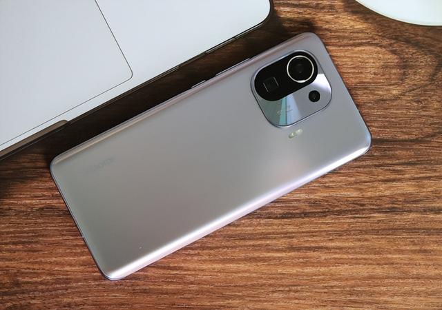 从5699元跌至3149元，12GB+256GB+67W，IP68防水旗舰售价再创新低