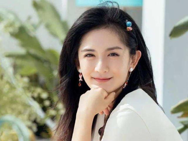谢娜事业陷入尴尬期，疑似被东方卫视退货，转头又加盟浙江卫视