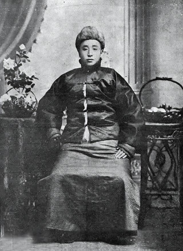 张作霖：贫寒出生到独霸一方，巅峰时期统领40万人却被日本人谋杀
