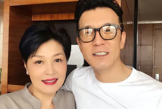 李咏54岁冥诞，妻子哈卡点发文9字祝福引泪目，IP属地成亮点