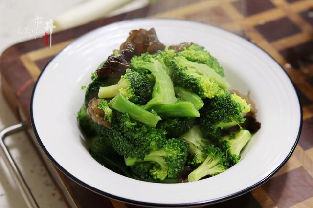 人到中年，别舍不得花钱，多吃5样食物，补充适合营养，贵点也值