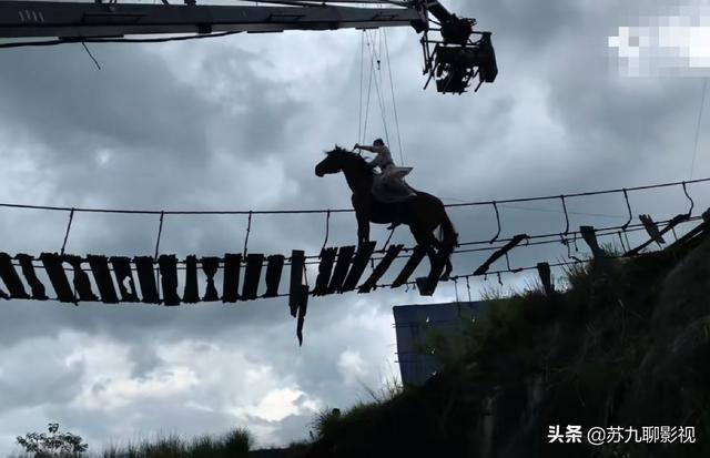 官媒点评《且试天下》剧组虐马事件，另外两部剧的求生欲堪称典范