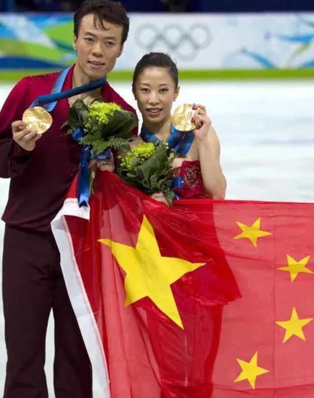 2007年世锦赛比赛结束,赵宏博便向申雪跪地浪漫求婚