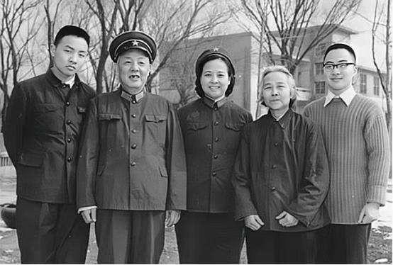59年苏振华被迫离婚，独自抚养6个孩子，伟人：天涯何处无芳草