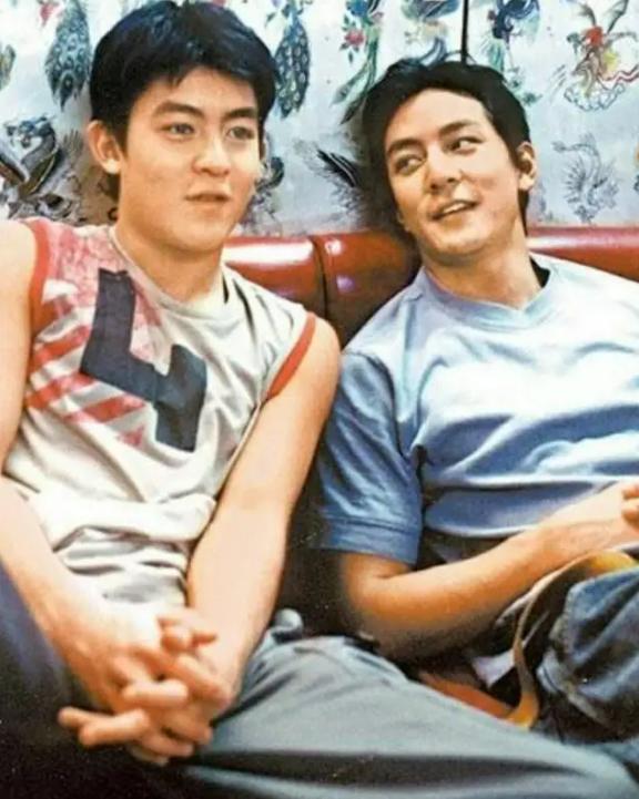 "不老男神"都假的，满脸皱纹、发黄出油，生图揭露"人间真实"