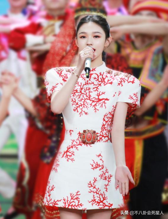 央视元宵女星PK：毛晓彤赢了金晨，万茜“败”在服装上