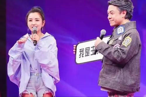 喊话《浪姐》求工作被无视，哭诉养不起4个娃，何洁值得同情吗？