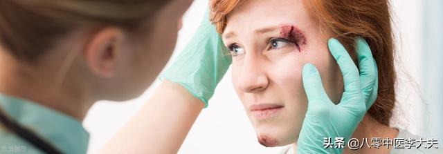 脸上有黑点，胸口针扎一样疼，眼圈发黑，嘴唇发黑，是瘀血造成的