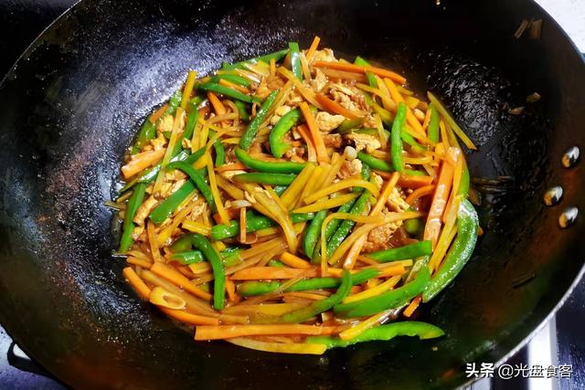 冬天，鸡蛋和这三样一起炒，营养非常全面，孩子常吃，顺利过冬