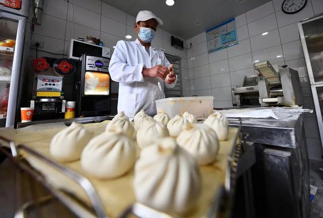 上海今天的疫情通报，透露一个重要信息！五一小长假来了，要绷紧这根弦