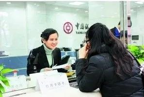 2013年老人病重，银行却逼他亲自来取款，家属将其抬进银行后猝死