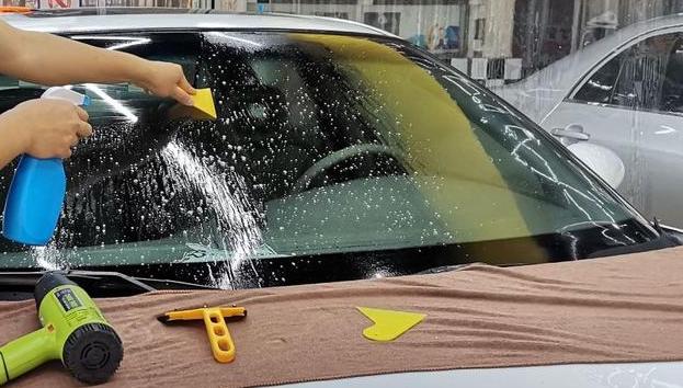 贴膜后几天可以开车窗洗车(车窗玻璃贴膜几天能洗车)