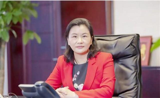 湖南女首富周群飞：山里娃逆袭770亿身家，头婚嫁老板再婚嫁司机