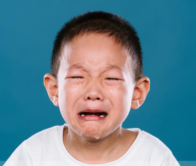 3岁儿子吃馒头卡喉，妈妈的“两个果断”救了娃，医生称赞做得对