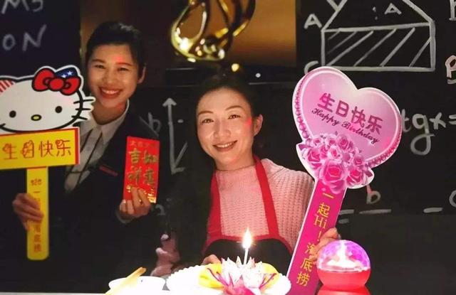 血亏45亿，集体关店！比星巴克更惨的餐饮巨头，输急了眼