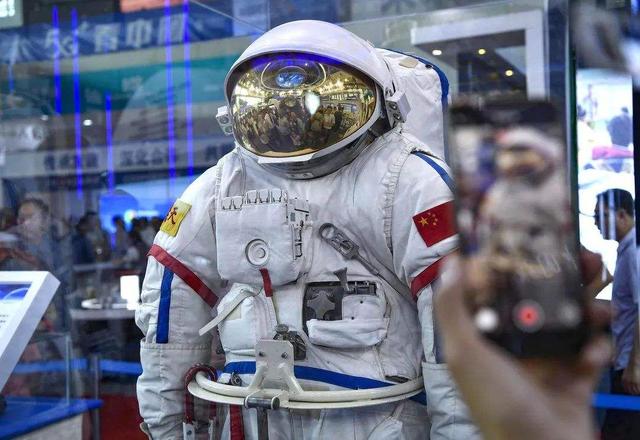 我国空间站航天员出舱时，穿的3000万元航天服，为何不能带回来？