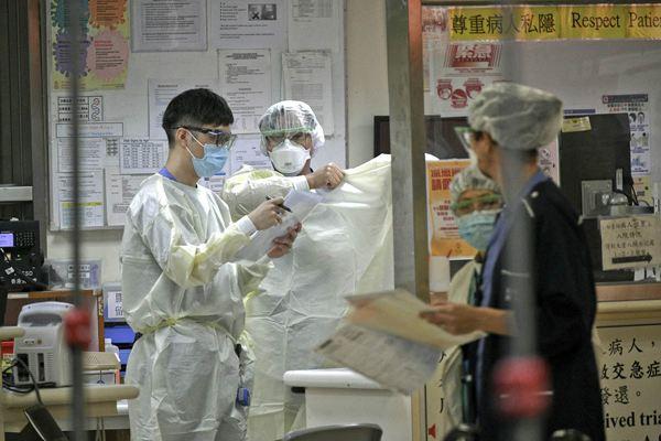 香港感染数超40万，何超莲发文抱怨，霍启刚则鞠躬感谢内地帮香港