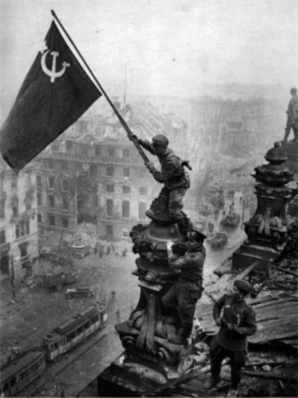 历史的老照片，“胜利旗帜插上国会大厦”，这张照片是谁拍的？