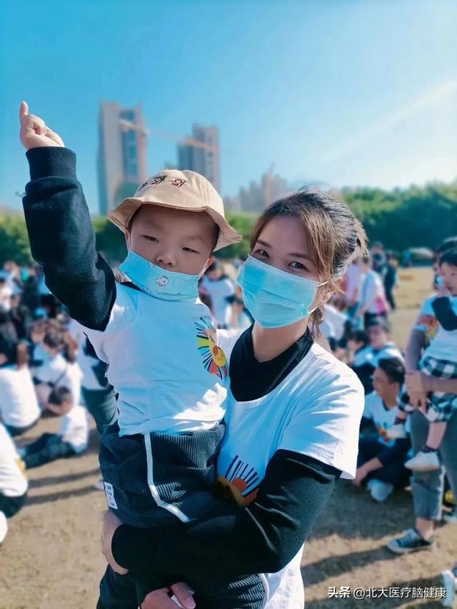 孩子确诊自闭症，奶奶不承认，丈夫不理解，妈妈辞职成干预能手