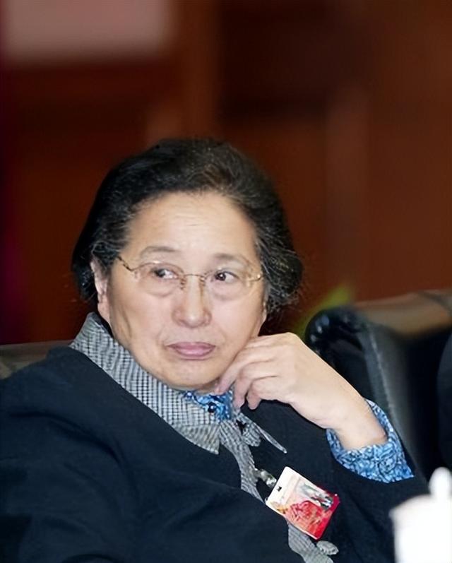 何鲁丽的家史，父亲何思源大义抗日，祖上多位进士铁面举贤