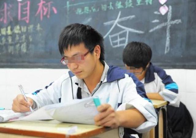 “14岁现象”愁坏家长，孩子叛逆的表象下，藏着什么秘密？