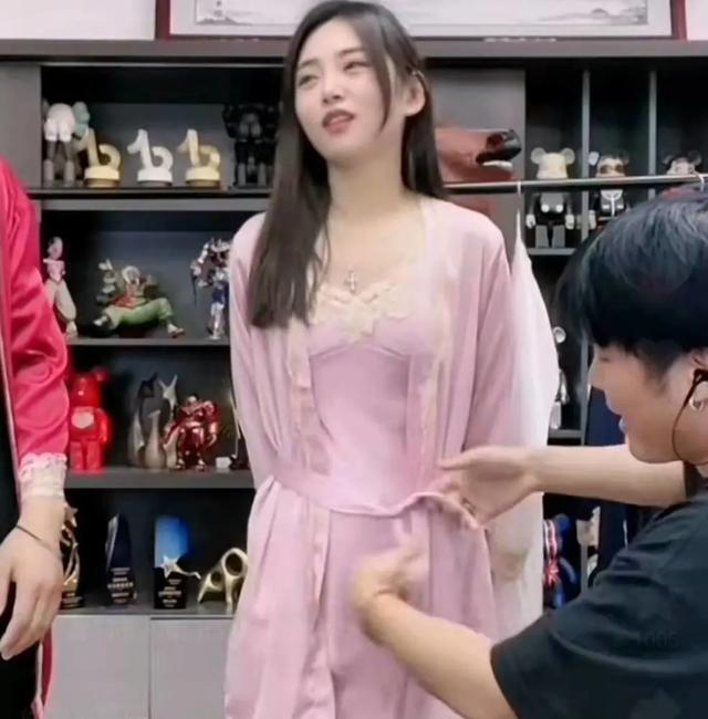 小杨哥：两年半涨粉7000万，超越刘德华后停播，背后原因让人佩服
