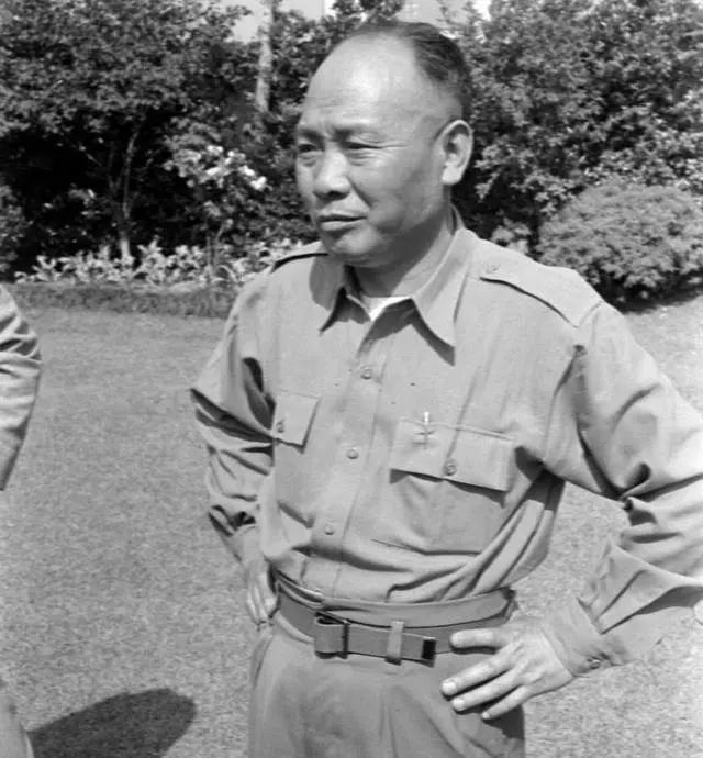 张灵甫小心谨慎，为何还被华野围歼，蒋介石的错误批示是关键