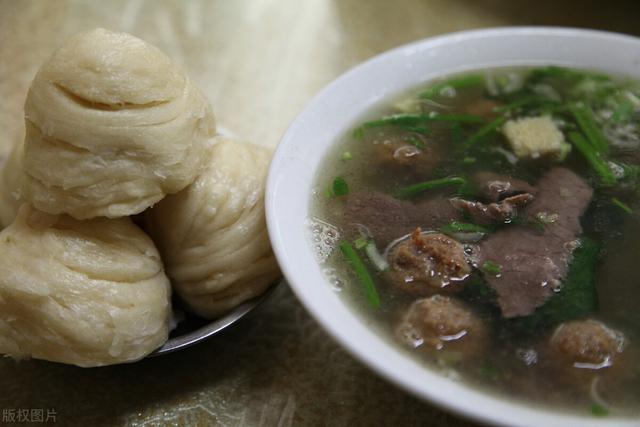 新疆美食太怪了！面肺子、米腸子、烤包子、油塔子、拉條子......