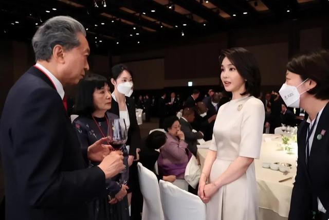 韩国新晋第一夫人终于“藏”不住了，她的故事远比你想象的要精彩
