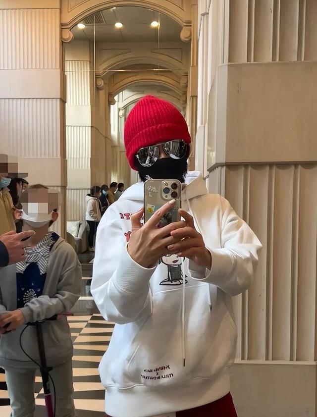 黄晓明低调捐物资，驰援上海首位艺人，还遭网友嘲讽不管家乡
